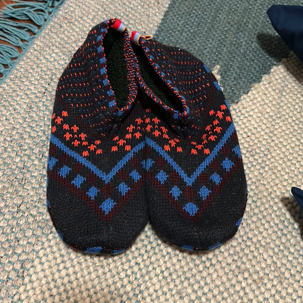 New never work mens or womens Bombas gripper slipper. Size medium